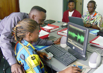 Journalistes de Radio Okapi. Gbadolite,  Répulique Démocratique du Congo, Novembre 2002.