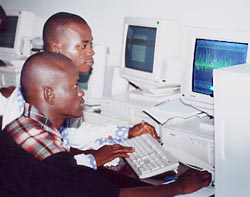 Formation au montage audionumérique. Cotonou, Bénin, novembre 2001.