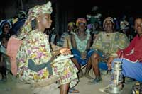 Réunion de femmes dans le village de brousse de Pampala (R. Bourgoing)