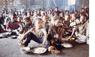Des enfants victimes de la famine admis dans une "cuisine" du CICR en Angola