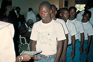 Des enfants-soldats démobilisés du Liberia reçoivent leur diplôme d'un centre de réinsertion de la capitale Monrovia.