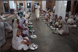 L'heure de l'unique repas journalier dans un ashram pour les veuves de la région de Delhi (source: http://moun.over-blog.net/article-les-veuves-en-inde-71266331.html)