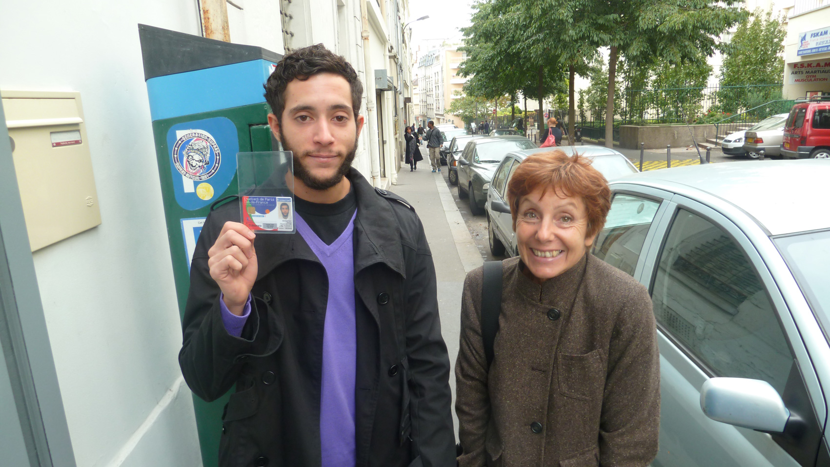 Sam avec sa nouvelle carte d'étudiant et Elizabeth